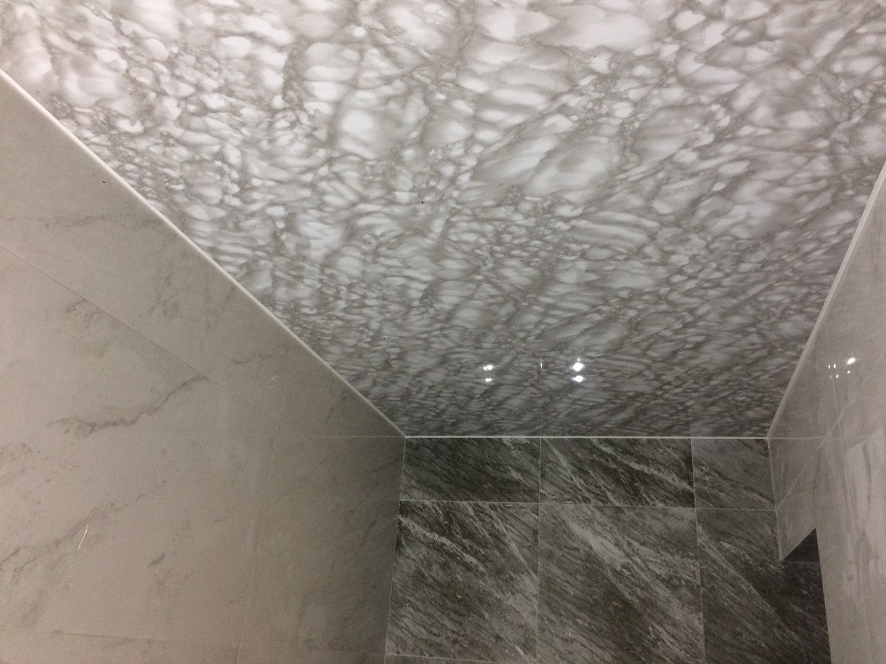 Фактурный натяжной потолок мрамор